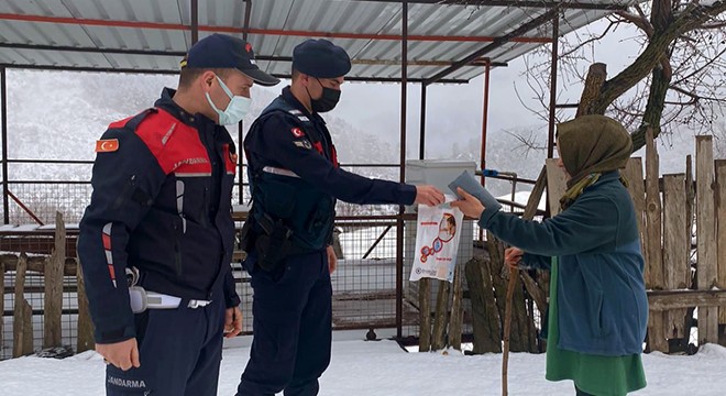 Kardan ilçeye gidemeyen vatandaşın ilacını jandarma ulaştırdı