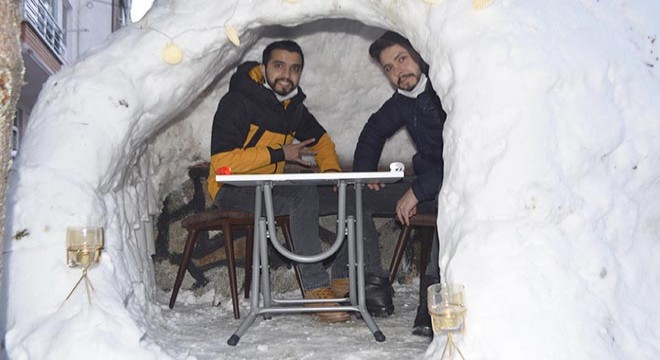 Kardan yaptıkları 'Eskimo evi'nde kahve keyfi