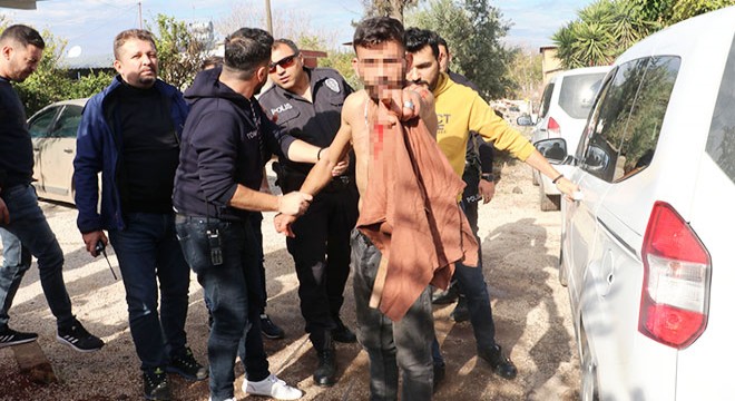 Kardeşini bıçaklayıp, kendisini eve kapattı