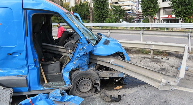 Kargo aracı bariyerlere ok gibi saplandı
