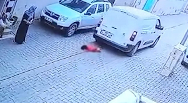 Kargo aracının altında kalan çocuk hayatını kaybetti