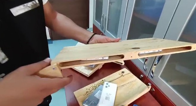 Kargo ile gönderilen rahlelerden kaçak telefonlar çıktı