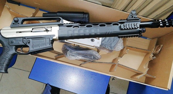 Kargo kutusundan ruhsatsız av tüfeği çıktı: 2 gözaltı