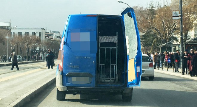 Kargo minibüsü, arka kapısı açık olarak trafikte seyretti