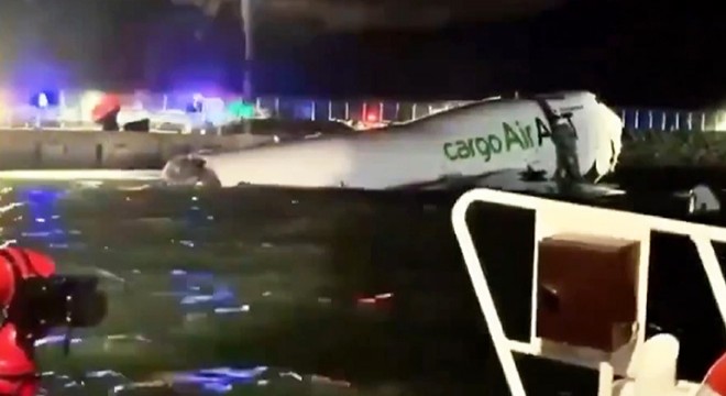 Kargo uçağı pistten çıkarak denize düştü: 2 ölü