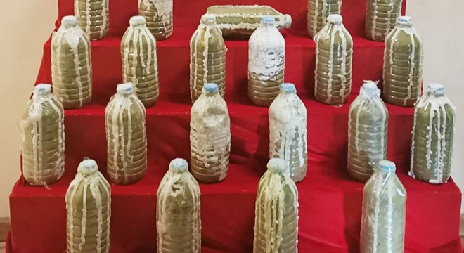 Karı-koca pet şişeler içindeki uyuşturucu ile yakalandı