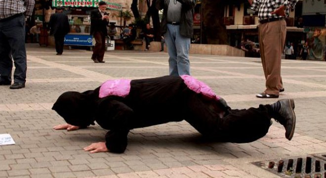 Karınca köstümü giyip, kadına şiddete tepki gösterdi