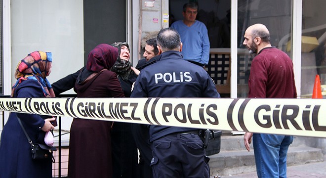 Karısı, kızı ve esnaf komşusunu tabancayla vurdu