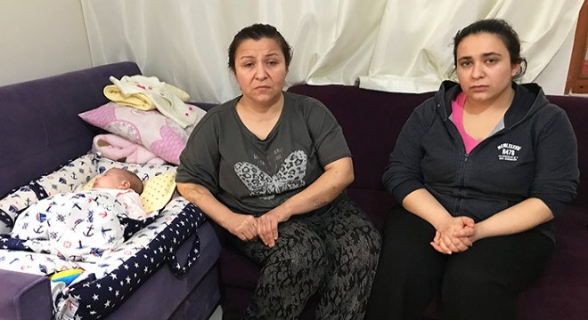 Karısını, 40 günlük bebeğini ve üvey kızını bıçakladı