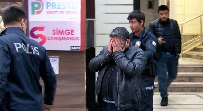 Karısını bıçakla öldürüp polise teslim oldu