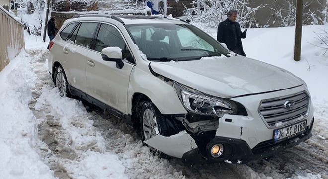 Karla kaplı yolda kayan cip kaza yaptı