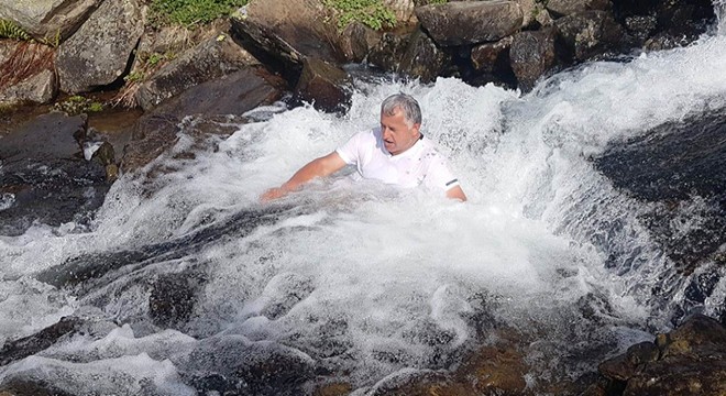 Karların eridiği yaylada buz gibi derede yüzdü