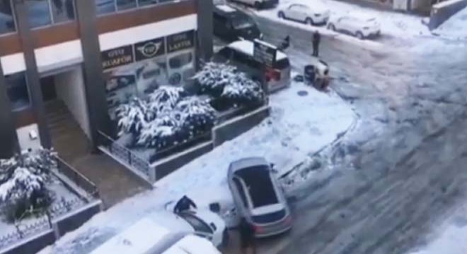 Karlı yolda kayan otomobil duvara çarpıp savruldu