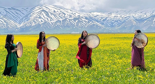 Karlı dağlar ve sarı çiçekler arasında erbane provası