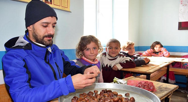 Karlı dağları bisikletle aşarak, minik gönüllere dokundular