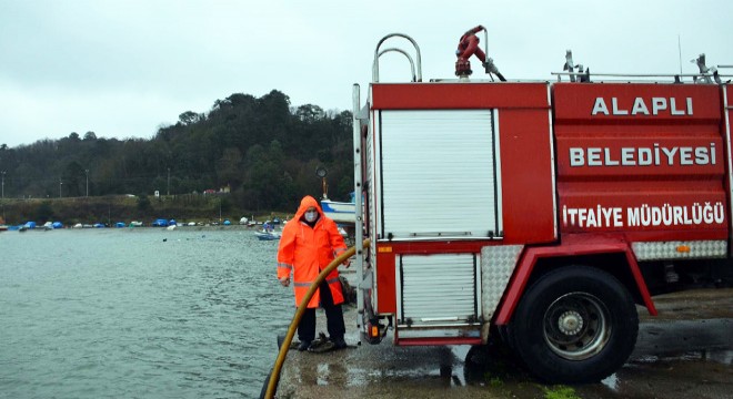 Karlı ve buzlu yollar deniz suyuyla temizleniyor