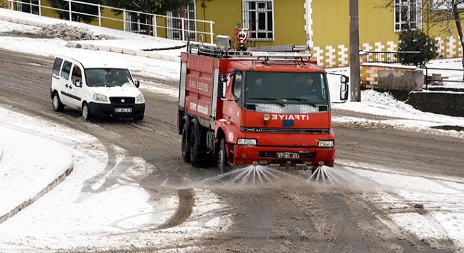 Karlı yollar, deniz suyu ile temizleniyor