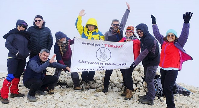 Karlı zirveye tırmandılar