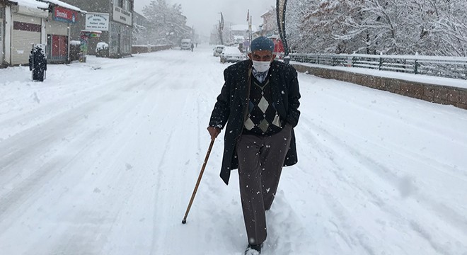 Karlıova karla beyaza büründü; halk sevindi