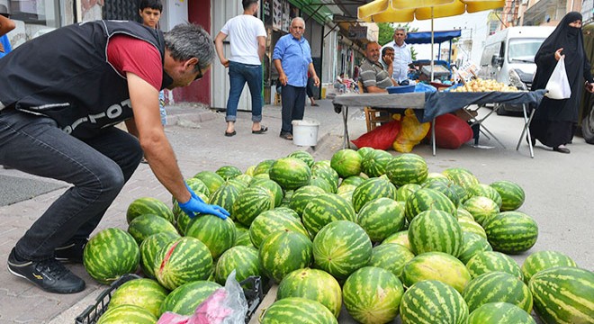 Karpuz ve soğan tezgahlarında uyuşturucu aradılar