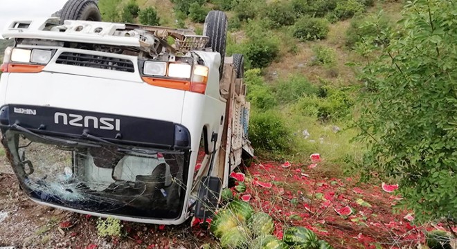 Karpuz yüklü kamyon devrildi, 2 yaralı