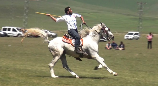 Kars'ta atlı cirit müsabakaları yeniden başladı