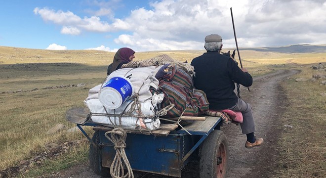 Kars'ta yaylacıların dönüş yolculuğu