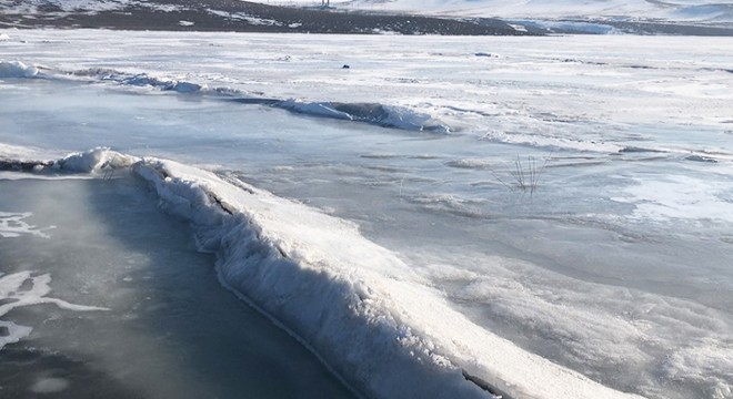 Kars Barajı nın yüzeyi buz tuttu