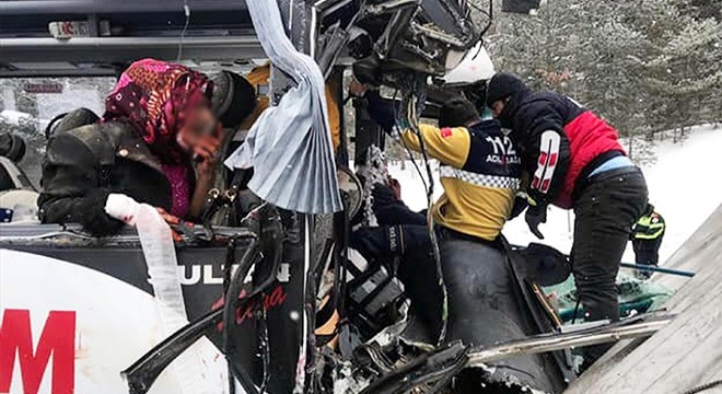 Kars ta yolcu midibüsü ile TIR çarpıştı: 20 yaralı