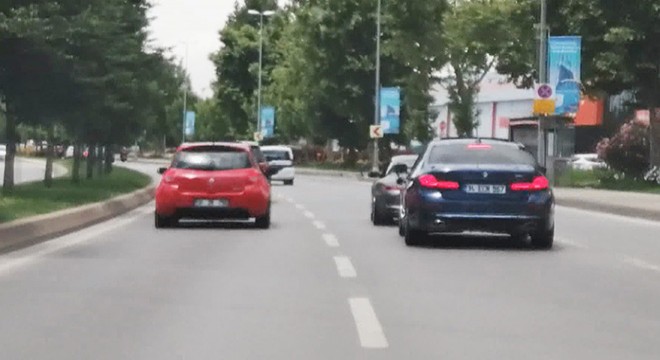Kartal Sahil Yolu'ndaki tehlikeli yarış kamerada