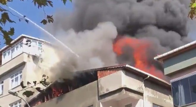 Kartal'da binanın çatısı alev alev yandı