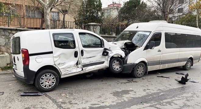 Kartal'da boş yolda kaza yaptılar