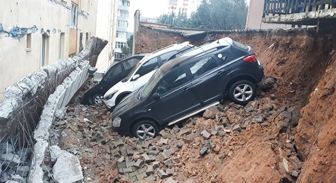 Kartal'da istinat duvarı çöktü