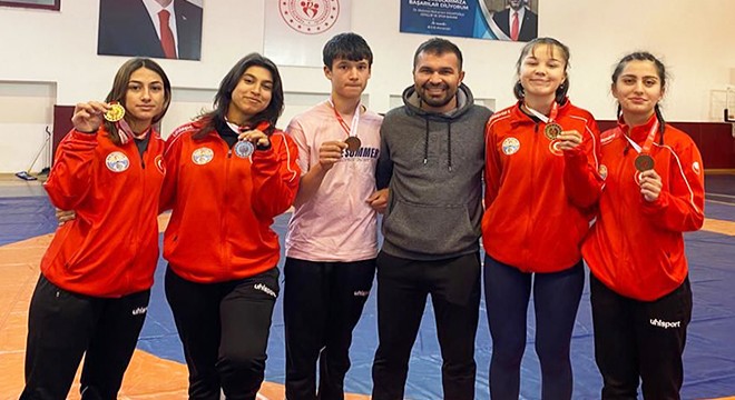 Kaş Belediyesi güreş takımı Antalya'da 4 birincilik aldı