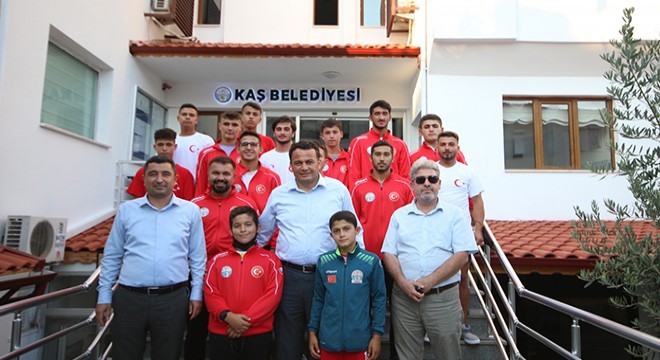 Kaş Belediyesi güreş takımı Edirne'ye uğurlandı