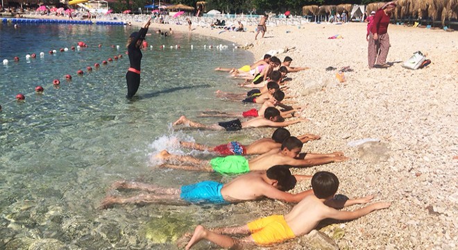 Kaş'ın çocukları denizle buluşuyor