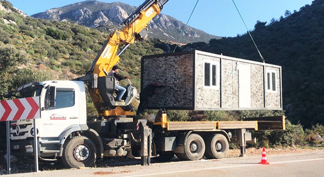 Kaş'ta 3 kaçak konteyner kaldırıldı