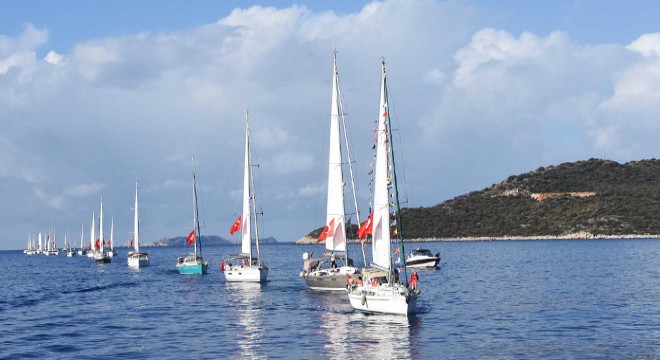 Kaş'ta 60 tekneyle, Meis Adası önünde Cumhuriyet coşkusu