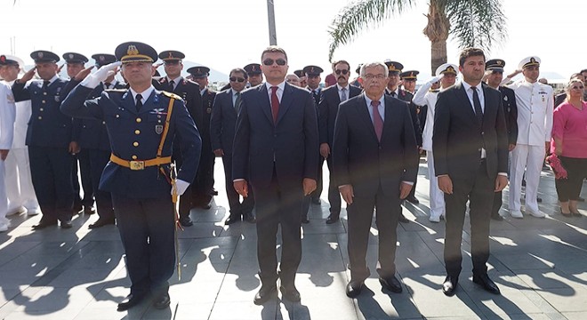 Kaş'ta Atatürk Anıtı'na çelenk