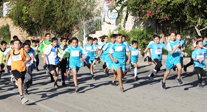 Kaş'ta Atatürk Kır Koşusu düzenlendi
