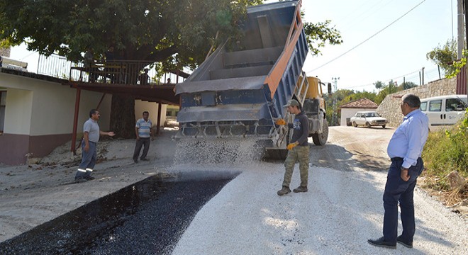 Kaş'ta  Doğantaş grup yolu asfaltlanıyor