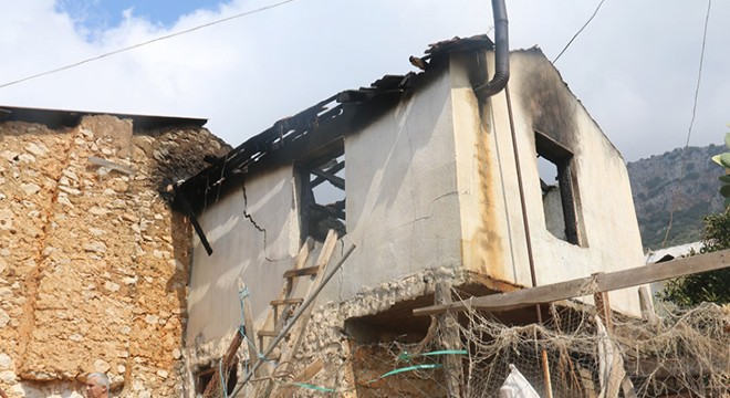 Kaş'ta ev yangını