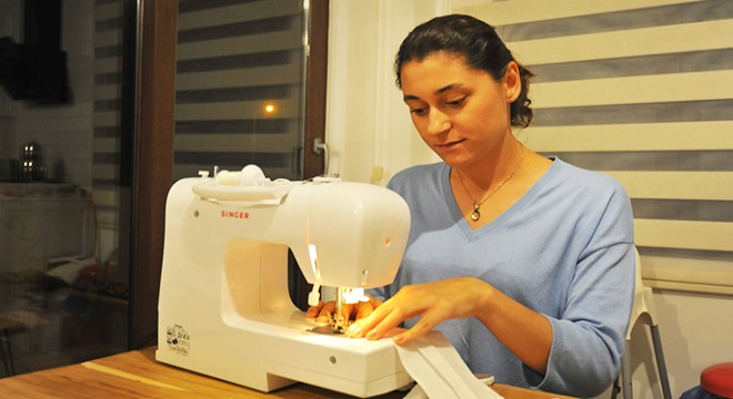 Kaş'ta gönüllülerden maske üretimi