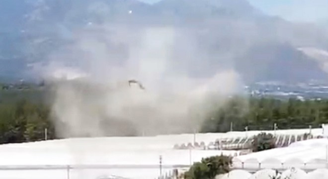 Kaş'ta hortum seraya zarar verdi