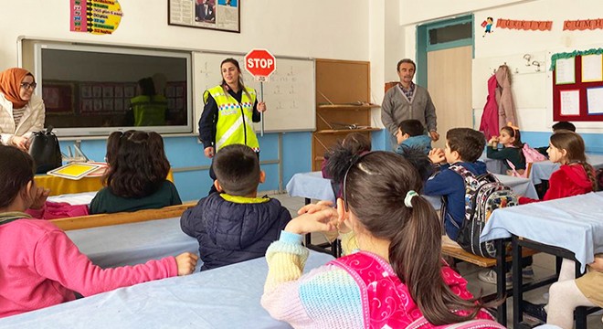 Kaş'ta ilkokul öğrencilerine trafik eğitimi