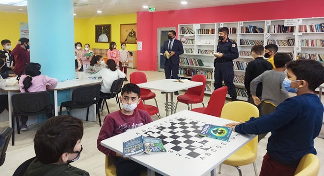 Kaş'ta jandarma öğrencilerle kitap okudu
