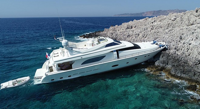 Kaş'ta lüks tekne, kayalıklara oturdu