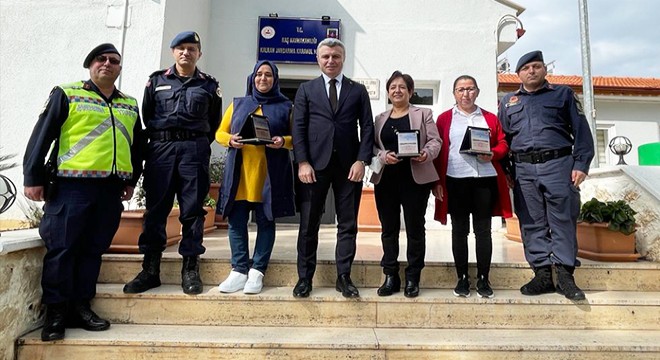 Kaş'ta örnek sürücülere plaket