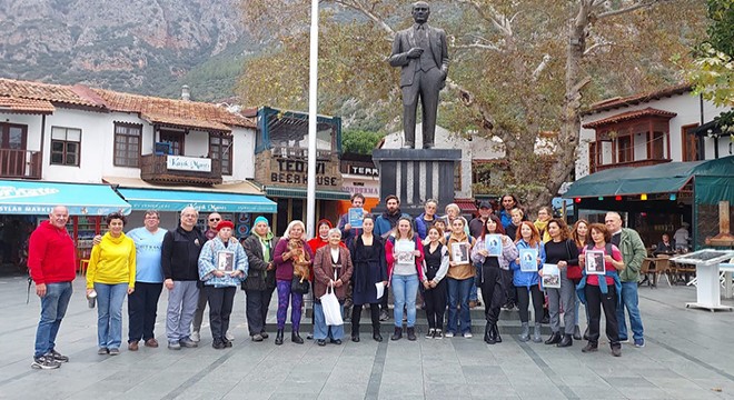 Kaş'ta sokak hayvanları için toplandılar
