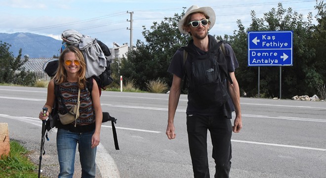 Kaş'ta tanışıp, otostopla Türkiye'yi geziyorlar